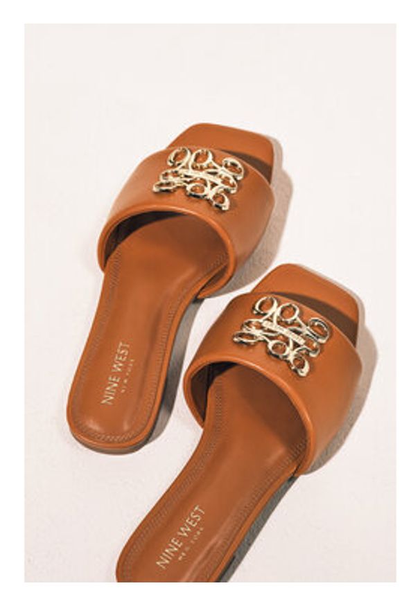 Nine West Klapki SMRL393663-02 Beżowy. Kolor: beżowy. Materiał: syntetyk, materiał