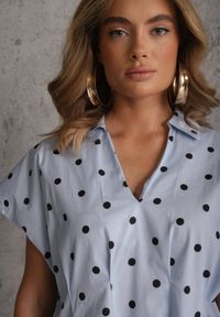 Renee - Niebieska Bluzka Bawełniana w Groszki Oversize Jeniera. Okazja: na co dzień. Typ kołnierza: dekolt w serek. Kolor: niebieski. Długość: krótkie. Wzór: grochy. Materiał: bawełna. Długość rękawa: krótki rękaw. Sezon: wiosna, lato. Styl: retro, casual #2