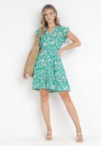 Born2be - Zielona Sukienka Rozkloszowana z Falbankami Pillia. Typ kołnierza: kołnierz z falbankami. Kolor: zielony. Typ sukienki: kopertowe. Długość: mini #5