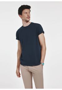 Ochnik - Granatowy t-shirt męski basic. Okazja: na co dzień. Kolor: niebieski. Materiał: bawełna. Wzór: kolorowy, gładki. Styl: casual, klasyczny, elegancki