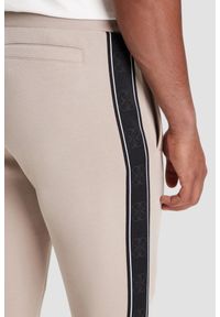 Guess - GUESS Beżowe spodnie męskie z lampasami Mickey, Rozmiar M. Kolor: beżowy #4