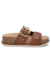 Brązowe Klapki Yokono Modne Obuwie Damskie. Okazja: na co dzień. Kolor: brązowy. Materiał: materiał, skóra. Sezon: lato. Styl: casual, elegancki #4
