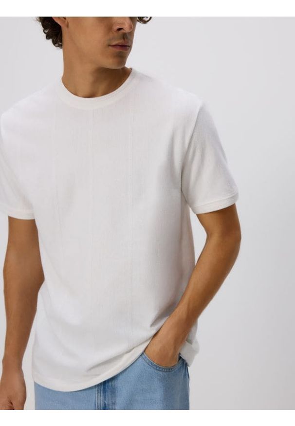 Reserved - Strukturalny t-shirt comfort fit - złamana biel. Materiał: bawełna, dzianina