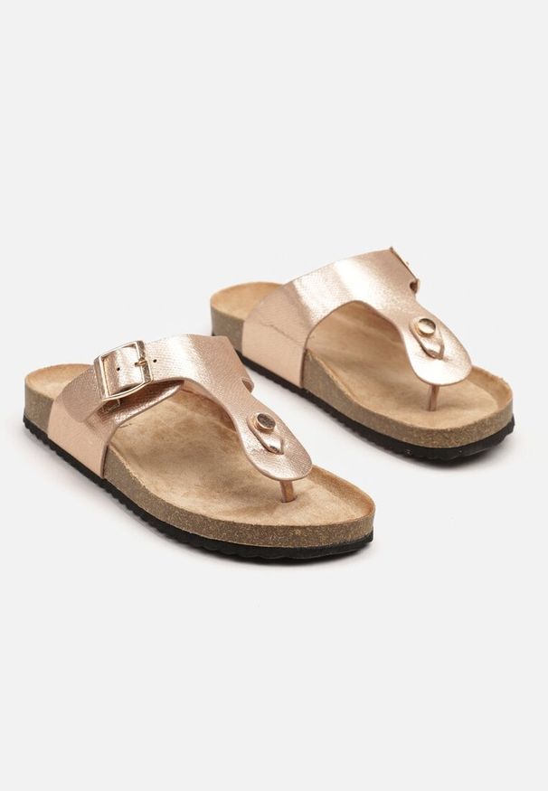 Born2be - Szampańskie Japonki na Korkowej Grubej Podeszwie z Klamrą Florsemi. Okazja: na co dzień. Kolor: złoty. Materiał: jeans. Styl: casual