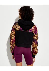 Versace Jeans Couture - VERSACE JEANS COUTURE - Czarna bluza z kapturem o krótkim kroju. Typ kołnierza: kaptur. Kolor: czerwony. Materiał: materiał. Długość rękawa: długi rękaw. Długość: krótkie. Wzór: aplikacja, nadruk #2