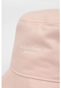 Calvin Klein Jeans kapelusz bawełniany kolor beżowy bawełniany. Kolor: różowy. Materiał: bawełna