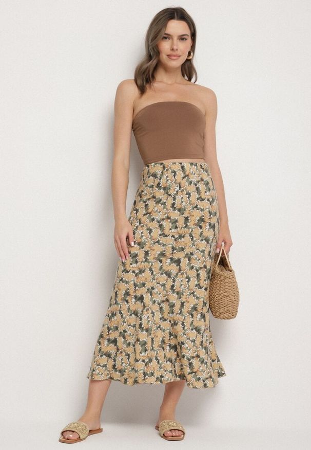 Born2be - Zielono-Beżowa Wiskozowa Spódnica o Rozkloszowanym z Wysokim Stanem Fevenore. Okazja: na co dzień. Stan: podwyższony. Kolor: zielony. Materiał: wiskoza. Styl: casual, elegancki