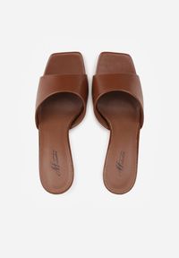 Renee - Brązowe Klapki na Szpilce Ozdobione Kwadratowym Noskiem Eudanassa. Okazja: na co dzień. Kolor: brązowy. Materiał: jeans. Wzór: aplikacja. Sezon: lato. Obcas: na szpilce. Styl: casual #4