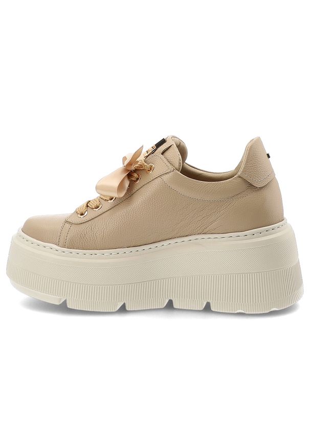 Sneakersy damskie Karino, platformowa podeszwa sznurowanie ozdobne wstążki masywna forma miękka wyściółka, beżowe, 5829/022-P. Zapięcie: sznurówki. Kolor: beżowy. Materiał: jeans, skóra. Obcas: na platformie. Styl: elegancki, klasyczny, sportowy
