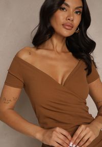 Renee - Brązowa Kopertowa Sukienka Typu Bodycon Sopaffe. Okazja: na co dzień. Kolor: brązowy. Materiał: jeans. Typ sukienki: bodycon, kopertowe. Styl: casual, elegancki #4