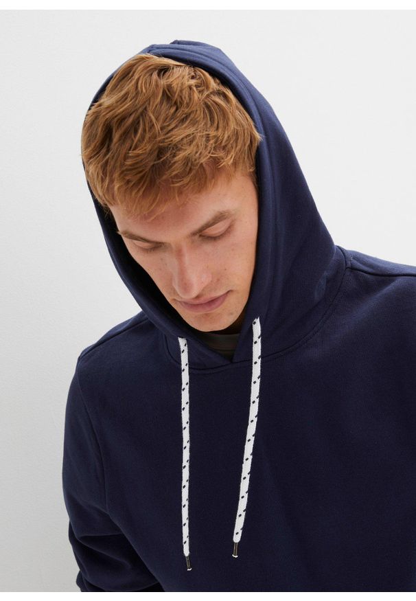 bonprix - Bluza z kapturem w wygodnym kroju. Typ kołnierza: kaptur. Kolor: niebieski. Materiał: poliester. Wzór: aplikacja