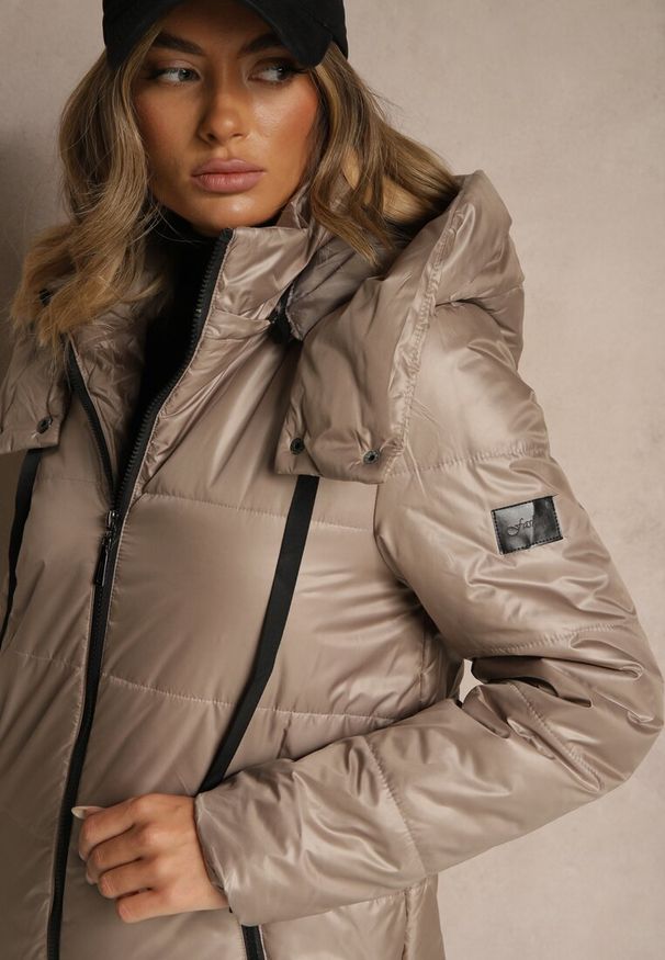 Renee - Ciemnobeżowa Kurtka z Pikowanymi Przeszyciami i Ściągaczami po Bokach Balinne. Okazja: na co dzień, na spacer. Kolor: beżowy. Materiał: jeans. Styl: casual
