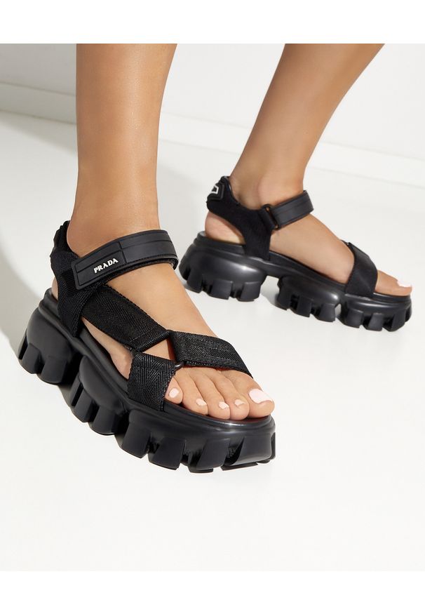 prada - PRADA - Czarne sandały na platformie. Zapięcie: rzepy. Kolor: czarny. Materiał: guma, tkanina. Wzór: paski. Obcas: na platformie