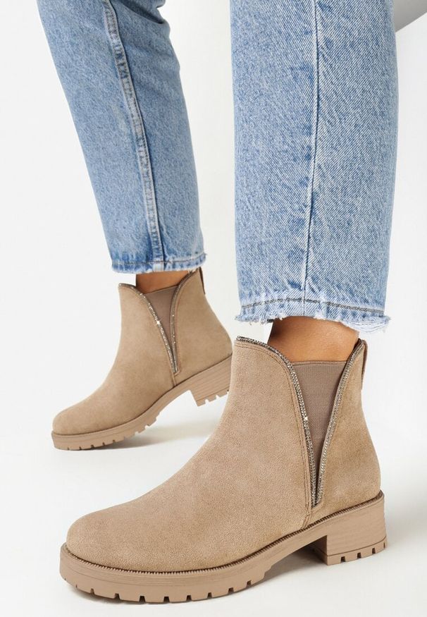 Born2be - Ciemnobeżowe Botki z Wstawką w Cyrkonie Papines. Kolor: beżowy. Sezon: jesień