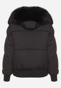 Born2be - Czarna Pikowana Kurtka z Szerokimi Ściągaczami i Ozdobnym Futrem przy Kapturze Inandria. Okazja: do pracy, na co dzień, na spotkanie biznesowe. Kolor: czarny. Materiał: futro. Długość rękawa: długi rękaw. Długość: długie. Styl: klasyczny, casual, elegancki, biznesowy #2