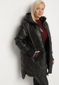 Born2be - Czarna Przejściowa Kurtka z Pikowanymi Przeszyciami Fesinoa. Okazja: na co dzień, na spacer. Typ kołnierza: kaptur. Kolekcja: plus size. Kolor: czarny. Materiał: jeans. Styl: casual #7