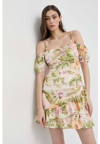 Guess sukienka kolor pomarańczowy mini prosta. Okazja: na co dzień. Kolor: pomarańczowy. Materiał: tkanina. Długość rękawa: na ramiączkach. Typ sukienki: proste. Styl: casual. Długość: mini