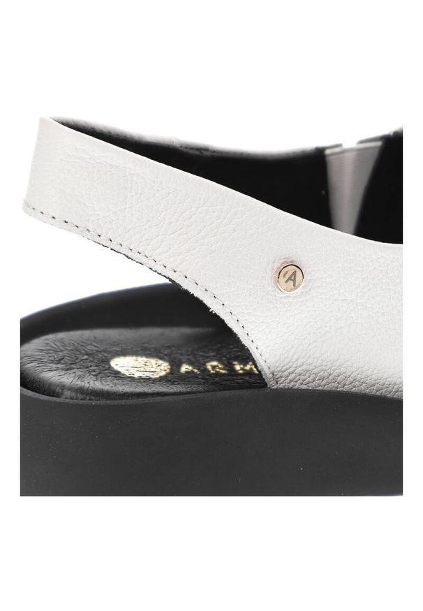 Białe Sandały Armodo Wygodne Obuwie Damskie Na Koturnie. Kolor: biały. Materiał: skóra. Obcas: na koturnie. Wysokość obcasa: średni