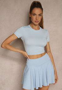 Renee - Jasnoniebieski Dopasowany T-shirt z Wiskozą o Kroju Crop Top Folaviela. Okazja: na co dzień. Kolor: niebieski. Materiał: wiskoza. Styl: casual