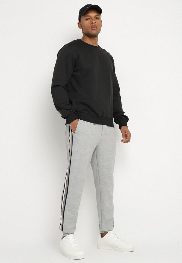 Born2be - Szare Spodnie Dresowe Typu Jogger z Lampasami Wileldi. Okazja: na co dzień. Kolor: szary. Materiał: dresówka. Styl: casual, klasyczny, elegancki