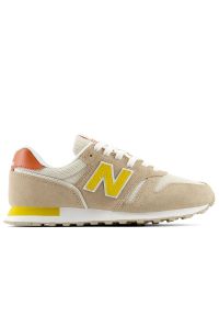 Buty damskie New Balance W3734Q8 - beżowe. Okazja: na co dzień. Kolor: beżowy. Materiał: zamsz, materiał, skóra, guma, syntetyk. Szerokość cholewki: normalna. Model: New Balance 373 #1