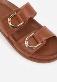 Born2be - Brązowe Klapki Ozdobione Dwoma Klamrami Sthosaildy. Okazja: na spacer. Kolor: brązowy. Materiał: satyna. Wzór: aplikacja. Sezon: lato. Styl: elegancki, boho #6