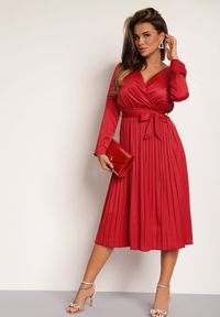 Renee - Bordowa Sukienka Thesamna. Kolor: czerwony. Materiał: materiał, satyna. Długość rękawa: długi rękaw. Typ sukienki: kopertowe. Styl: wizytowy. Długość: midi