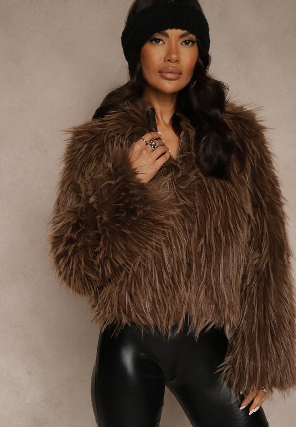 Renee - Brązowa Kurtka Futerko z Kapturem i Zapięciem na Suwak Zetora. Okazja: na co dzień. Typ kołnierza: kaptur. Kolor: brązowy. Materiał: futro. Wzór: gładki. Styl: casual, street