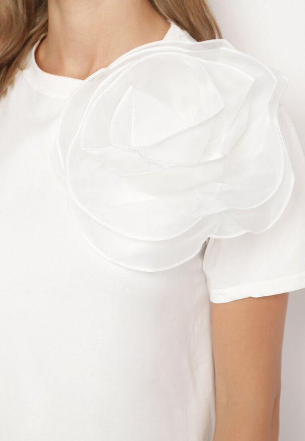 Born2be - Biały T-shirt Koszulka z Krótkim Rękawem i Aplikacją w Kształcie Kwiatu Nestairis. Kolor: biały. Długość rękawa: krótki rękaw. Długość: krótkie. Wzór: aplikacja, kwiaty. Styl: klasyczny