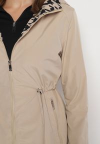 Born2be - Ciemnobeżowa Kurtka Parka Ściągana w Pasie Aridra. Okazja: na co dzień, na spacer. Kolor: beżowy. Materiał: jeans. Styl: casual, elegancki #5