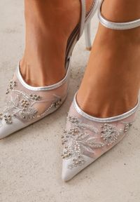 Renee - Srebrne Szpilki VICES z Siateczkową Cholewką Perełkami i Kwiatowym Wzorem Berdal. Zapięcie: sprzączka. Kolor: srebrny. Materiał: satyna. Szerokość cholewki: normalna. Wzór: kwiaty. Obcas: na szpilce #2