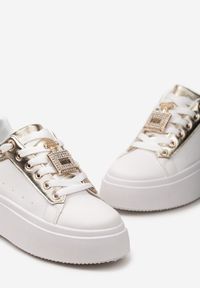 Born2be - Biało-Złote Sneakersy z Metaliczną Ozdobą z Cyrkoniami przy Sznurówkach Awenttes. Okazja: na co dzień. Kolor: biały. Wzór: aplikacja #3