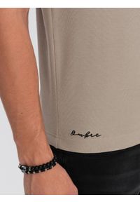 Ombre Clothing - Bawełniana koszulka męska polo z kontrastowymi wykończeniami – ciemnobeżowa V5 OM-POSS-0113 - XXL. Typ kołnierza: polo. Kolor: beżowy. Materiał: bawełna. Wzór: haft #3