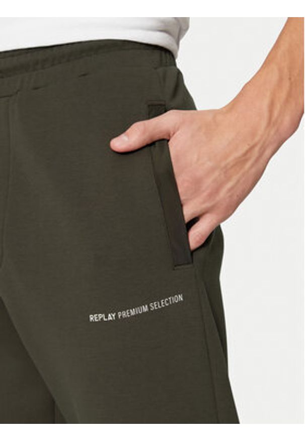 Replay - REPLAY Spodnie dresowe M9008 .000.23655 Szary Regular Fit. Kolor: szary. Materiał: syntetyk