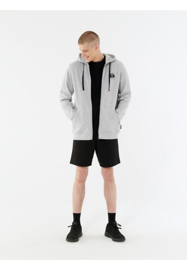 outhorn - Bluza rozpinana z kapturem męska. Okazja: na co dzień. Typ kołnierza: kaptur. Materiał: dresówka, dzianina, bawełna, wiskoza, poliester. Wzór: nadruk. Styl: casual, klasyczny, sportowy