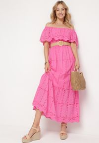 Born2be - Różowa Sukienka Hiszpanka z Gumką w Pasie Ozdobiona Falbanką Lievana. Okazja: na co dzień. Typ kołnierza: dekolt hiszpanka. Kolor: różowy. Materiał: jeans, materiał. Długość rękawa: krótki rękaw. Wzór: aplikacja. Styl: elegancki, casual #1