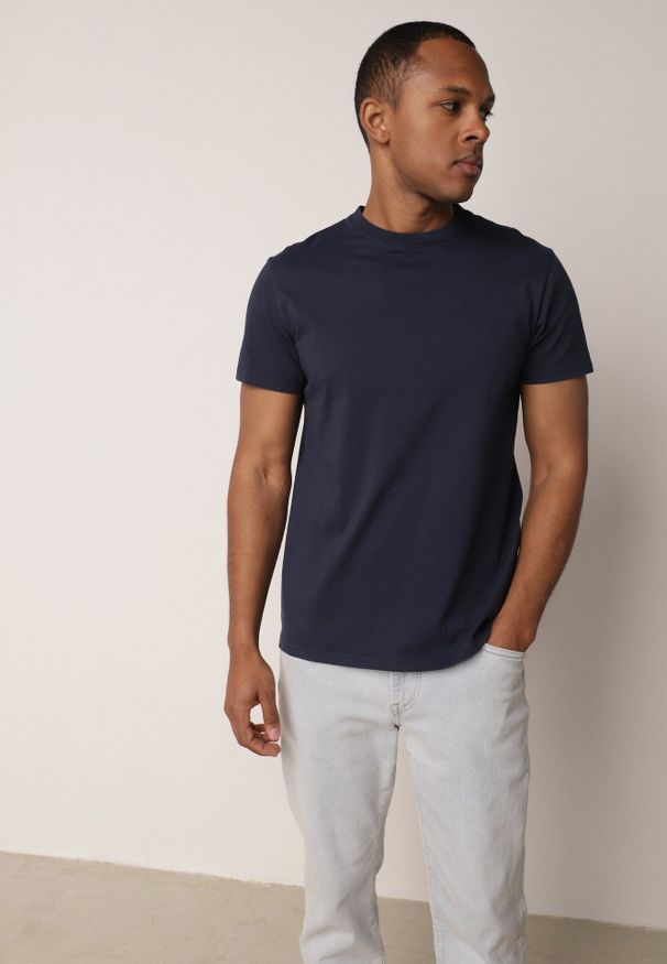 Born2be - Granatowa Gładka Koszulka T-shirt z Bawełny o Prostym Kroju Sarusa. Okazja: na co dzień, na randkę. Kolor: niebieski. Materiał: bawełna. Wzór: gładki. Styl: klasyczny, casual