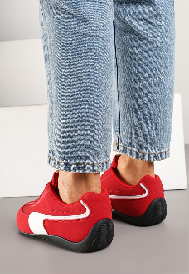 Renee - Czerwone Sneakersy Typu Klasyczne Tenisówki Zelritia. Okazja: na spotkanie biznesowe, na co dzień. Kolor: czerwony. Materiał: jeans. Szerokość cholewki: normalna. Wzór: aplikacja