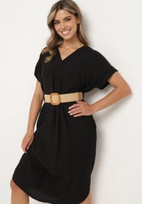 Born2be - Czarna Wiskozowa Sukienka z Paskiem Ozdobionym Plecionką i Klamrą Mlevena. Typ kołnierza: dekolt w kształcie V. Kolekcja: plus size. Kolor: czarny. Materiał: wiskoza. Długość rękawa: krótki rękaw. Wzór: aplikacja. Typ sukienki: dla puszystych. Styl: elegancki #4