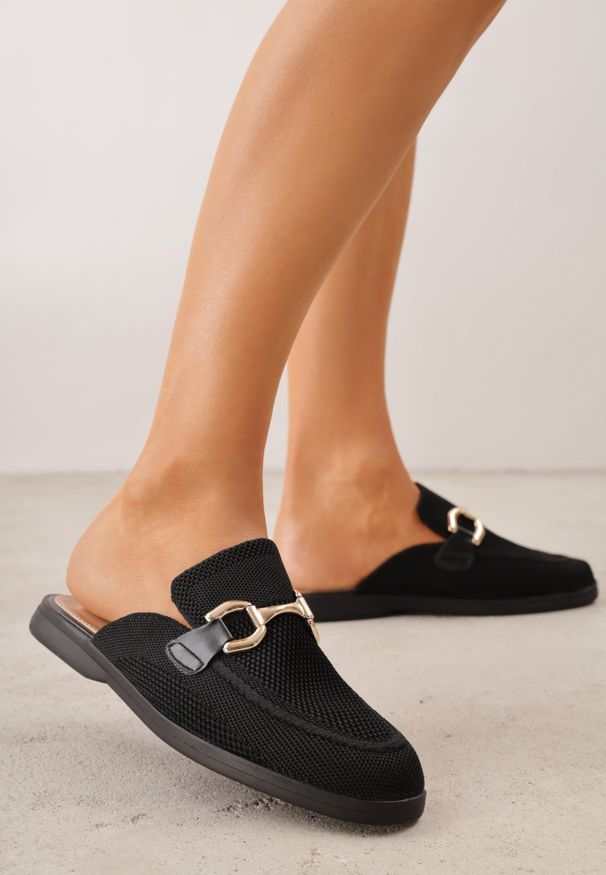 Renee - Czarne Klapki Mule Ozdobione Klamrą Peromela. Okazja: na co dzień. Kolor: czarny. Materiał: dzianina. Wzór: aplikacja. Styl: elegancki, casual