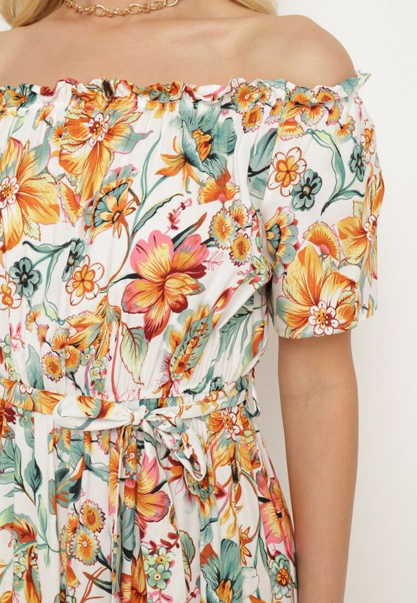 Born2be - Biało-Pomarańczowa Sukienka z Hiszpańskim Dekoltem z Wiązanym Paskiem w Kwiaty z Bawełny Rissanique. Okazja: na co dzień. Kolor: biały. Materiał: bawełna. Wzór: kwiaty. Sezon: lato. Typ sukienki: rozkloszowane. Styl: casual, elegancki