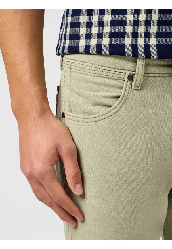 Wrangler - MESKIE SPODNIE WRANGLER GREENSBORO TEA 112362440