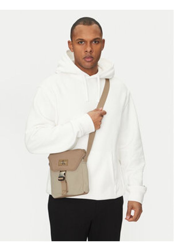 Calvin Klein Jeans Saszetka Workwear Ut Flap Reporter 18 LV04G3025G Szary. Kolor: szary. Materiał: materiał