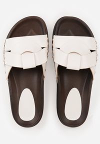 Renee - Białe Klapki z Przekładanymi Paskami i Ozdobnymi Nitami Talysha. Okazja: na co dzień, na imprezę. Kolor: biały. Materiał: skóra, koronka. Sezon: lato. Styl: casual, elegancki #3