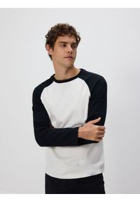 Reserved - Longsleeve regular - złamana biel. Materiał: dzianina, bawełna. Długość rękawa: długi rękaw #1