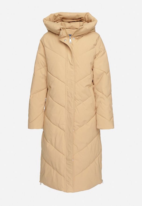 Born2be - Ciemnobeżowa Kurtka Pikowana o Długim Fasonie z Nieodpinanym Kapturem i Kieszeniami Nerilani. Okazja: na co dzień, na spacer. Kolor: beżowy. Materiał: skóra. Długość: długie. Sezon: zima. Styl: casual, elegancki