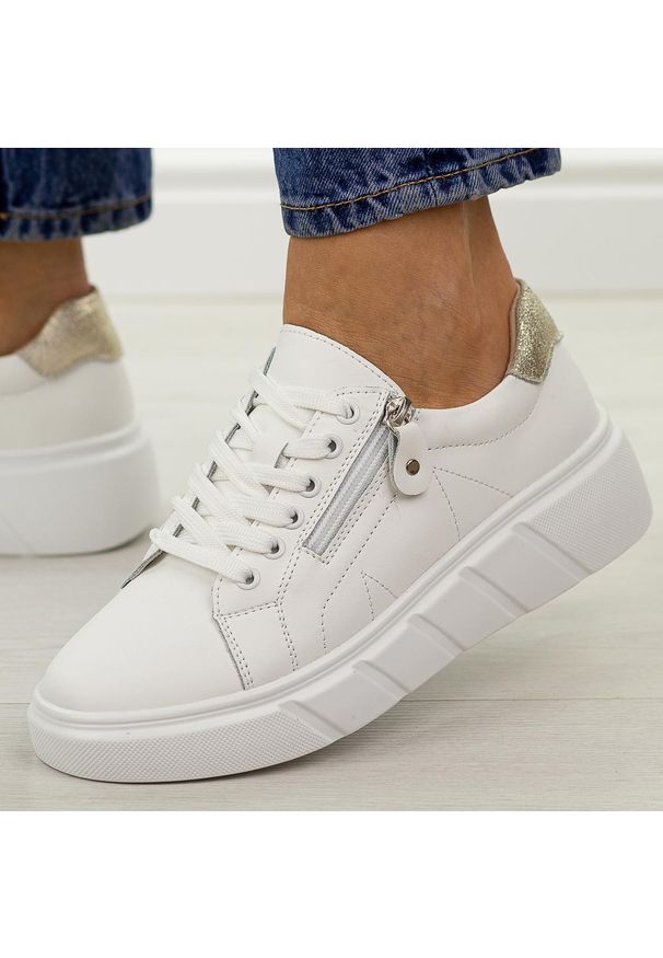 Białe skórzane półbuty damskie na platformie Jezzi 18-20. Okazja: na co dzień. Zapięcie: sznurówki. Kolor: biały. Materiał: skóra. Szerokość cholewki: normalna. Sezon: wiosna, jesień, lato. Obcas: na platformie. Styl: casual, elegancki, sportowy, klasyczny