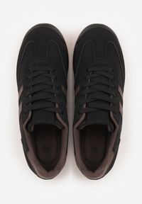 Renee - Czarno-Brązowe Sneakersy Ozdobione Dwoma Paskami Lannatea. Okazja: na co dzień. Zapięcie: pasek. Kolor: czarny. Wzór: aplikacja #6