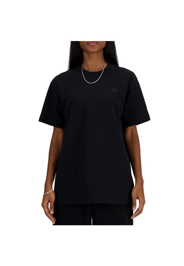 Koszulka New Balance WT41501BK - czarna. Kolor: czarny. Materiał: bawełna. Długość rękawa: krótki rękaw. Długość: krótkie. Wzór: napisy