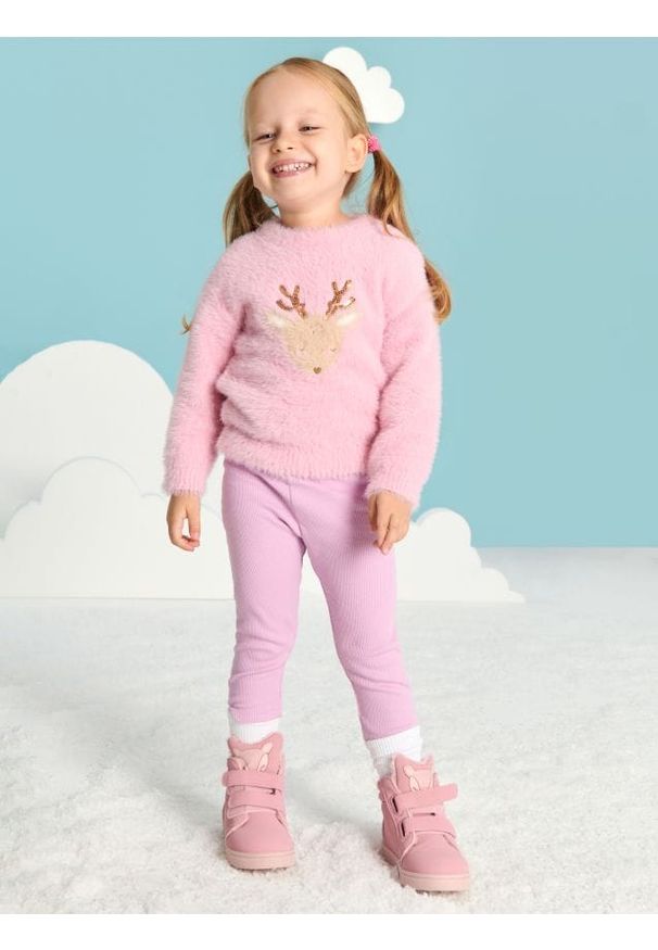 Sinsay - Puszysty sweter z aplikacją renifera i błyszczącymi cekinami - różowy. Kolekcja: plus size. Kolor: różowy. Materiał: materiał, futro. Wzór: aplikacja